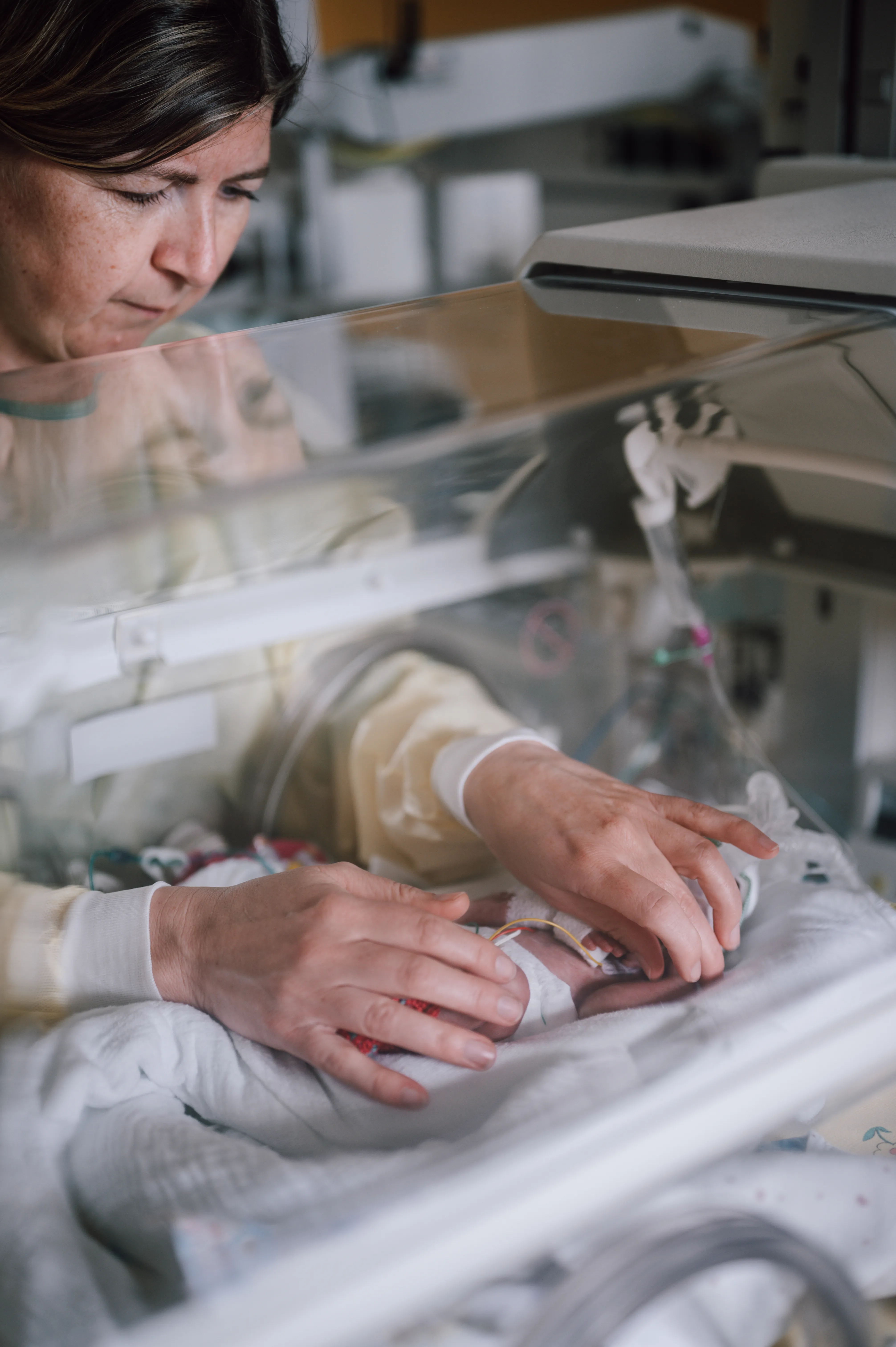 Susanne Hoppe bei der Arbeit mit einem Baby im Inkubator